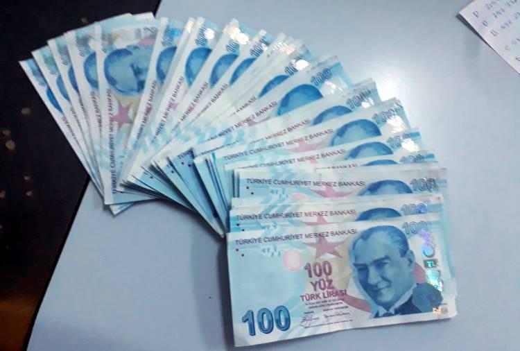 <p>Mevcut sistemde, EYT yasası kapsamında başvurulan aydan sonraki aybaşından itibaren aylıklar yatırılıyor. Koşulları tamamlayacaklarla birlikte toplamda 4.5 milyon EYT'linin önümüzdeki yıllarda emekliliğe hak kazanması bekleniyor.</p>
<p> </p>
