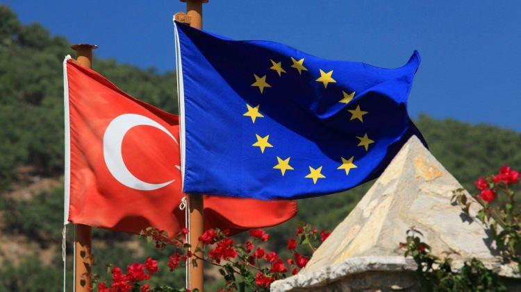 <p>Dagens Nyheter gazetesi Cumhurbaşkanı Erdoğan'ın NATO üyelik süreci devam eden İsveç'i bir kez daha eleştirdiğine dikkat çekti ve Erdoğan'ın sözlerine yer verdi: "Eğer teröristleri İsveç polisinin koruması altında gösterilere gönderiyorlarsa görevlerini yerine getirmiyorlar demektir"</p>
