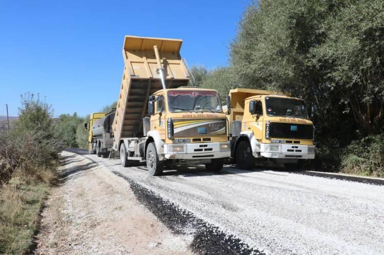 <p>Çalışanlarla bir süre görüşen Vali Şimşek, 2023 asfaltlama sezonunun sonuna geldiklerini ifade ederek, “Sivas; ülkemizin en geniş coğrafyaya sahip illerinden birisi. Bu anlamda toplam 7 bin 400 kilometrelik bir yol ağımız var. Bin 240 adet köyümüz var. İl Özel İdaremiz ile bu geniş coğrafyaya hizmet etmeye çalışıyoruz. Halkımızın mahalli müşterek ihtiyaçlarını karşılamaya çalışıyoruz. Bizler de şu an Banaz-Gaziköy arasında bulunan asfaltlama çalışmalarını yerinde inceliyoruz. Bu yol önemli. Yaklaşık 25 adet köye hitap edecek bir grup yolu. Birçok vatandaşımızın kullanacağı yol güzergâhı. Bu yıl 104 kilometre asfaltlama gerçekleştirdik, 620 kilometrelikte yama çalışması yapmış olduk. Vatandaşlarımız tozu olmayan kaliteli yollarda seyahat imkânı bulacaklar” dedi.</p>
