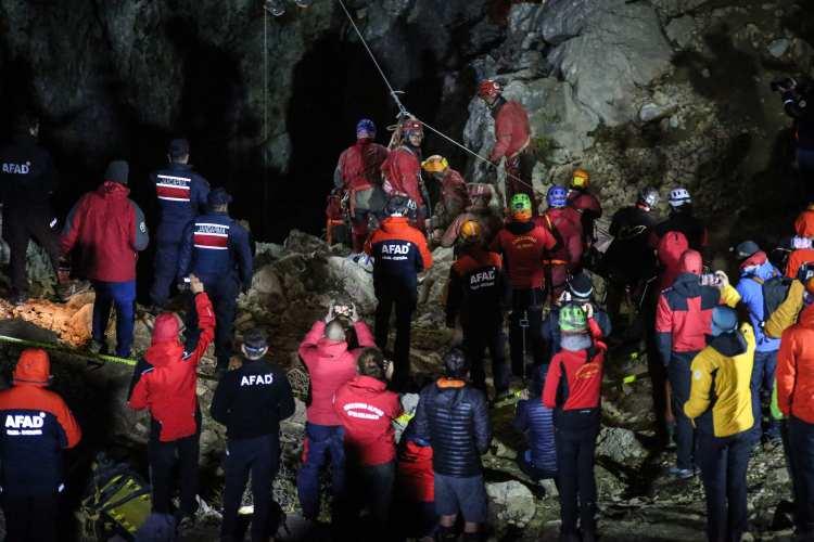 <p>Avrupa Mağara Kurtarma Derneği'nin bir parçası olduğunu aktaran Dickey, Morca Mağarası'nda gerçekleştirilen operasyonun tüm dünyaya örnek olduğuna dikkati çekti.</p>
