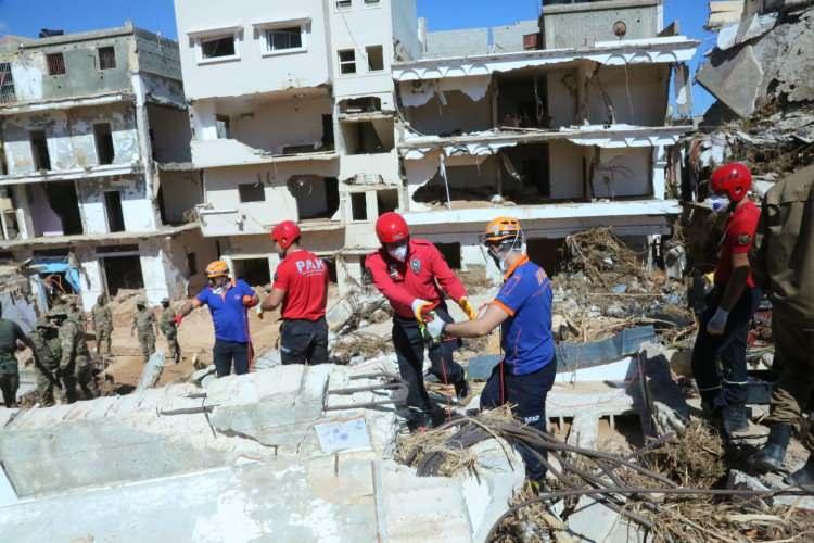 <p>Koca, bakanlık olarak felaketin ardından Libya'ya, 2 acil müdahale ünitesi, tıbbi sarf malzemeleri, çok sayıda jeneratör, ilaç ve tıbbi cihazlar ile 11 kişilik UMKE ve UMKE ATAK timi gönderildiğini anımsattı.</p>
<p> </p>