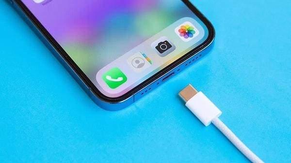 <p>ABD'li teknoloji devinin telefonlarındaki şarj portlarında yapmış olduğu değişiklikten memnun olmadığını bilen Güney Kore şirketi Samsung, Apple'ı tiye alarak bu özelliğe geç kaldığını vurguladı.</p>
