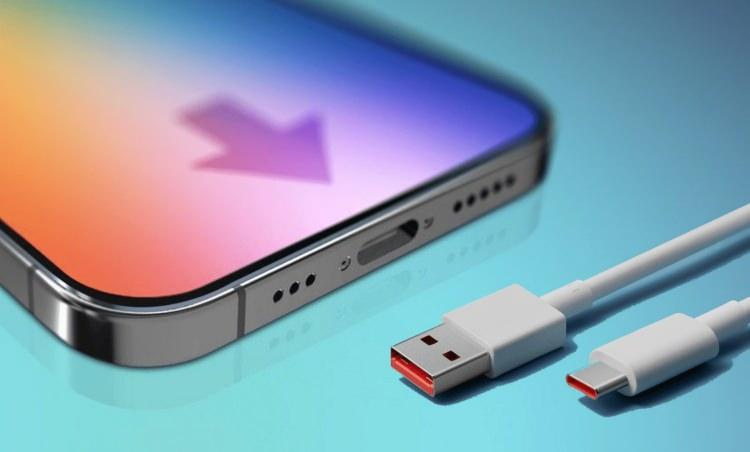 <p>Bildiğiniz üzere Apple uzun yıllardır şarj girişi olarak Lightning sistemini kullanıyordu. Ancak zorunlu olarak bu ayrıcalıktan vazgeçen Apple artık küresel bir şarj giriş portu olan TYPE-C'ye geçiş yaptı.</p>
