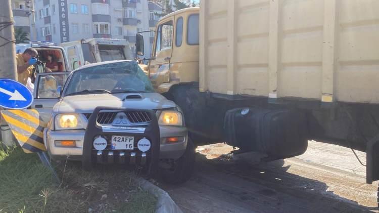 <p>Kaza, Mersin-Antalya D-400 karayolu Erdemli Orman İşletme Müdürlüğü önündeki kavşakta meydana geldi. </p>
