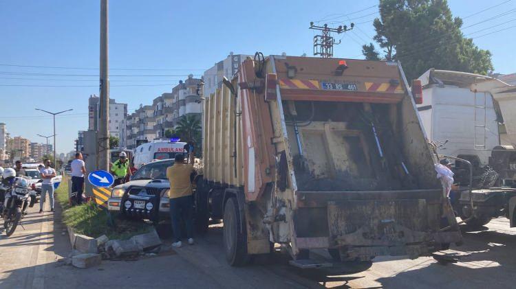<p>Alınan bilgiye göre, Erdemli istikametine seyir halinde olan 33 RS 61 plakalı çöp kamyonu, kavşaktan dönüş yapan 42 AFP 16 plakalı kamyonete çarptı. Kazada kamyonette bulunan 4 kişi olay yerinde hayatını kaybetti. </p>
