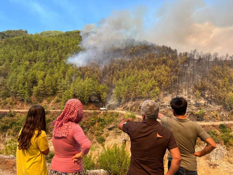 <p>Alanya Kaymakamı Fatih Ürkmezer, AA muhabirine, yangının kontrol altına alınması için karadan ve havadan tüm ekiplerin seferber olduğunu söyledi.</p>
