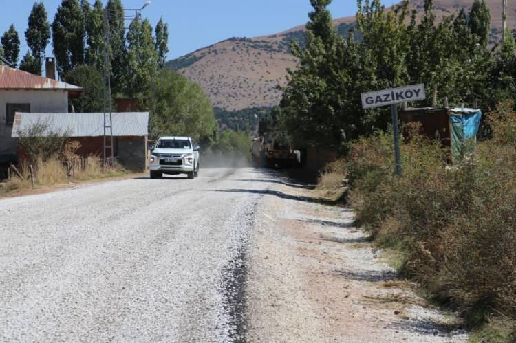 <p>Yol yapım çalışmalarını incelemek üzere Gaziköy’e gelen Sivas Valisi Dr. Yılmaz Şimşek, İl Özel İdaresi ekiplerinden bilgiler aldı. </p>
