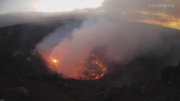 <p>ABD Jeolojik Araştırma Merkezinin (USGS) Hawaii Yanardağ Gözlemevinden aldığı bilgilere göre, Hawaii Yanardağlar Ulusal Parkı'nda bulunan Kilauea Yanardağı'nın zirve kraterinde yerel saatle 03.15 civarında patlama meydana geldi.</p>
