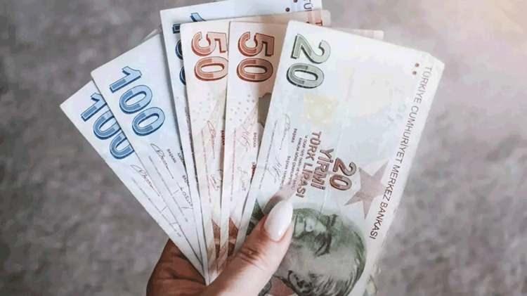 <p>Bankalar son iki haftada 60 milyar lira düşüş gösteren KKM'den çıkışları hızlandırmak için kolları sıvadı. Bazı bankaların yeni KKM kabul etmediği belirtilirken, bankalar hesabını kapatanlara yüzde 45’e varan faiz oranları teklif ediyor.</p>
