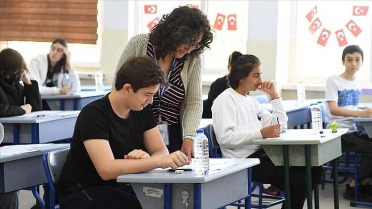 <p>Kemal Bülbül, bu yıldan itibaren ortaokul ve liselerde sınav haftası uygulamasına geçileceğini belirterek, "Bu uygulama ile müfredatta birliktelik sağlanacak. Sınav tarihleri öğretim yılı başında okullar tarafından e-Okuldan ilan edilecek. Sınav haftasında okullarda ders işlenmeye devam edecek. Okullarda öğretmenler tarafından hazırlanan tüm sınavlarda sorular açık uçlu ya da kısa cevaplı sorulardan oluşacak şekilde oluşturulacak. Hiçbir şekilde bu sınavlarda çoktan seçmeli, doğru yanlış, eşleştirme gibi sorular kullanılmayacak." diye konuştu.</p>