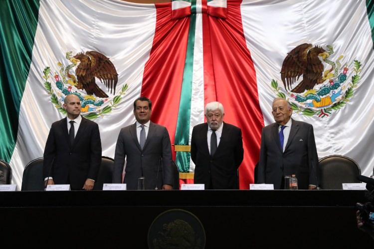 <p>Ufolog Jamia Maussan, daha önce de Peru'da 2017'de bulunan bazı mumyalanmış fosillerin "uzaylılara ait" olduğunu savunmuş ancak incelemelerde bu fosillerin insana ait olduğu belirlenmişti.</p>
