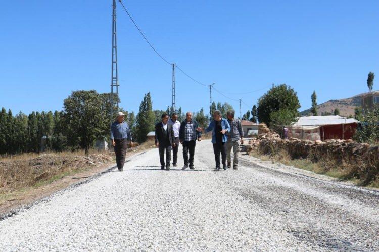 <p>Sivas’ın merkeze bağlı Gaziköy sakinlerinin 1 asırdır hayalini kurduğu yol asfaltlandı. Asfaltlanan köy yolu köylüler tarafından sevinçle karşılandı.</p>
