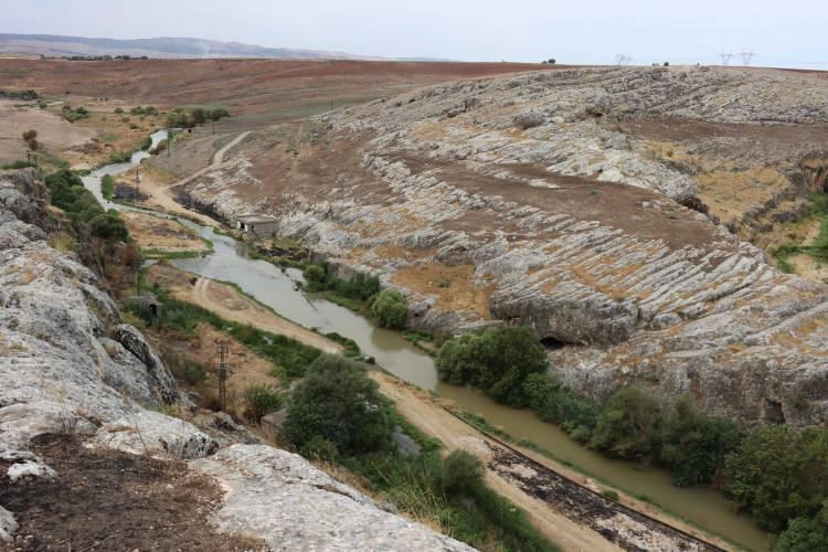 <p>Adıyaman'ın Besni ilçesinde Geçitli Köyü kırsalında tarihi bir yapı gören vatandaşlar, durumu Müze Müdürlüğü ekiplerine bildirdi.</p>

