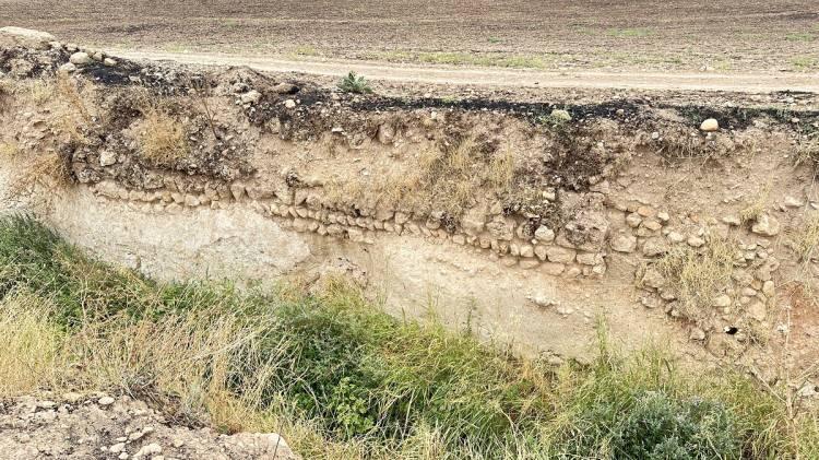 <p>Tünelin Roma döneminde inşa edildiğini ve yaklaşık 1700 yıllık olduğunu ifade eden Alkan, şöyle konuştu:</p>

<p> </p>

<p><em>"Geçitli Köyü'nün hemen güney kısmında bulunan Roma dönemine ait nekropol, yerleşim alanı ve geçitli höyükte yaptığımız inceleme sonucunda 150 uzunluğunda bir su tüneli tespit ettik. Burada yaptığımız incelemelerde hemen giriş kısmının alçak, orta kısımlara doğru yükselen bir su tünelini gördük. Tünel, günümüzden yaklaşık 1700 yıl öncesine ait."</em></p>
