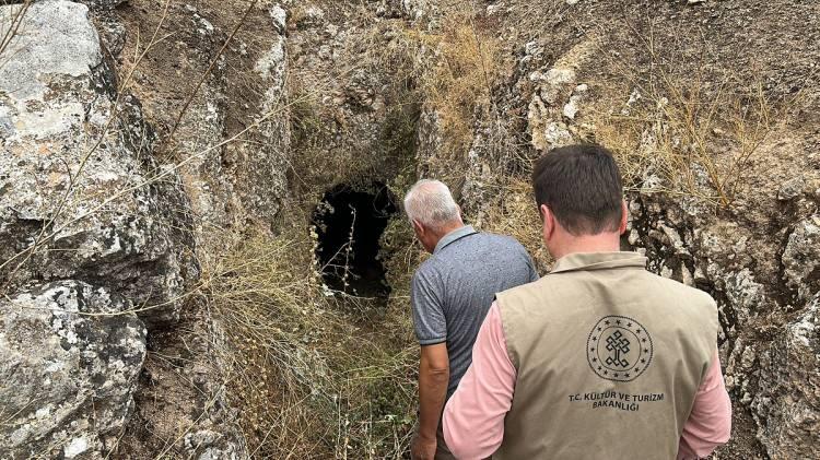 <p>Alkan, tünelin, köyün diğer kısmındaki tarlara su verilmesi için dağın delinerek inşa edildiğini öngördüklerini belirterek, "Sofraz Çayı'nın yüksek seviyesindeki suların köyün diğer tarafında bulunan tarlalara ulaştırılması için bu tünelin yapıldığını keşfettik. Bu tünelin ne kadar muazzam bir görüntüye sahip olduğunu ve çok muhteşem bir işçilikle inşa edildiğini gördük." dedi.</p>
