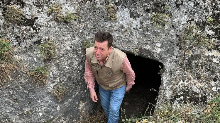 <p>Tünelde yaşadıklarını aktaran Muhtar Güllü, "Tünel Sofraz Çayı tarafından girip öbür taraftan çıkıyor. İlk girişte biraz dar, ilerledikçe yüksekliği 2 metreye ulaşan yerler var. Daha önce de olduğunu biliyorduk ama içine girmeye çekiniyorduk. Ekiplerle girip incelemek heyecan vericiydi." dedi.</p>