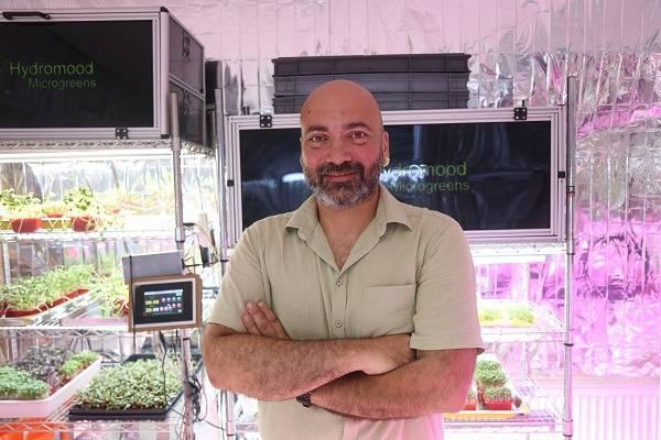 <p>Tokuri, bal mumu kaplı kumaşları saksı, yerli kenevir liflerini ise toprak yerine kullanıp turp, lahana, pancar, bezelye, brokoli, ay &ccedil;ekirdeği ile rezene gibi sebze ve bitkilerin mikro yeşillik &uuml;retimine ge&ccedil;mesi nedeniyle aldığı olumlu tepkilerin ardından ticarete başladı.</p>

<p>&nbsp;</p>
