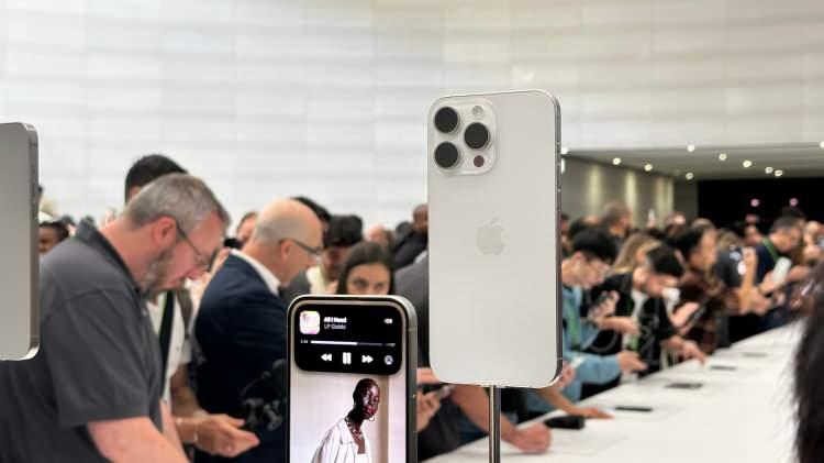 <p>iPhone 15 Pro ile çekilen videolar, Apple Vision Pro ile VR/AR’a uygun olarak izlenebilecek.</p>