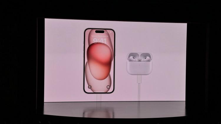 <p>15 serisi, Apple'ın 6,1 inç ve Ultra modeli için 6,7 inç boyutundaki Super Retina XDR ekranına sahip olacak.</p>
