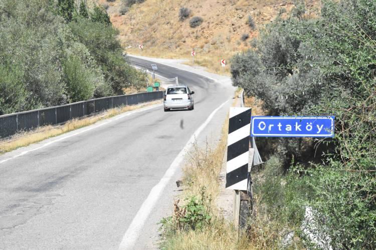 <p><span style="color:#000000"><strong>O da bana, 'Sabah erkenden valiliğe gel ve beraber köye gidelim' dedi. O zamanlar erken gitmemizin sebebi ise Kızılırmak'ın suyu çoğalmadan araba ile geçmemiz gerekiyordu. Sabah erkenden Aşık Veysel'i ziyarete gittik.</strong></span></p>