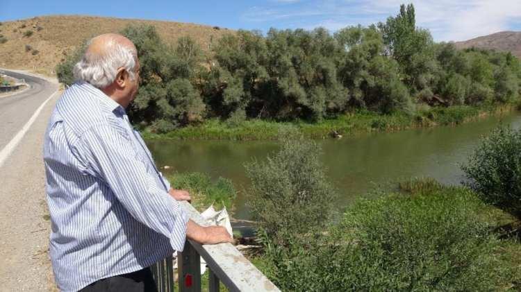 <p><span style="color:#000000"><strong>Vali Celal Kayacan, 2-3 saat Aşık Veysel ile konuştu. Vali Kayacan, Aşık Veysel'den ölmeden önce bir şey isteyip, istemediğini sordu. Aşık Veysel de Kızılırmak'ın üzerine bir köprü yapılmasını istedi. Vali Kayacan ise köprünün yapılacağını söyledi. Hemen ardından köprü yapımına başlandı ama ne yazık ki Aşık Veysel göremedi. Aşık Veysel'in arzusu yerine getirildi. Bu köprü aradan 50 yıl geçmesine rağmen herkese yol veriyor"</strong></span></p>
