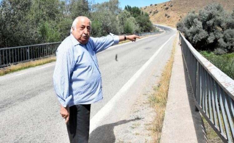 <p><span style="color:#000000"><strong>Aşık Veysel'in bu isteğini hemen yerine getirmek isteyen Kayacan, Haziran 1973'te köprü inşasını başlattı. 1975 tarihinde tamamlanan köprüye 'Sivrialan Köprüsü' ismi verildi.</strong></span></p>