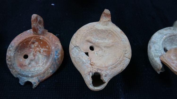 <p>Assos Ören Yeri'nde Agora’nın doğusundaki Roma Dönemi Nymphaeumu'nda (Abidevi Çeşme) yürütülen kazılarda, çöplük olarak kullanılan (Botros) alanda MÖ 3. yüzyıla tarihlenen, Assos’ta gündelik hayatta kullanılan kap, kacaklar, dini ritüelle kullanılan pişmiş topraktan yapılmış küçük heykelcikler (terracottalar) ve kandiller bulundu. Bu buluntular, 2 bin 300 yıl önceki yaşam izlerine ışık tutacak.</p>
