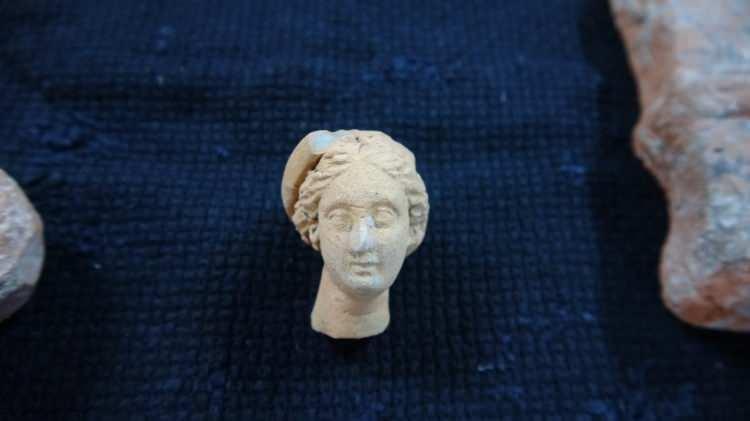 <p>Assos Ören Yeri’nde Roma Dönemi'ne ait bir çeşme binasında devam eden kazı sırasında çeşme ile ana kaya arasındaki çöplük olarak kullanılan boşluk alanda Assos’ta gündelik hayatta insanların kullandıkları buluntulara ulaştıklarını belirten Assos Ören Yeri Kazı Başkanı Prof. Dr. Nurettin Arslan, “Çeşme yapısının kenarındaki boşlukta gündelik hayatta kullanılan parçalar ele geçirildi. Bu parçalardan yüzlerce var. Bazıları iyi korunmuş örnekler. Bu parçalardan insanların günlük hayatta içmek için kullandıkları seramik kaplar, insanların aydınlatmada kullandıkları lamba, kandil dediğimiz objelerden çok fazla sayıda örnek var. Pişmiş topraktan yapılmış 'terracottalar' dediğimiz heykelcikler var. Assos’ta biliyoruz ki, klasik dönemden itibaren üretimi olduğunu biliyoruz. Terracottalar mezarlara hediye olarak kullanılan eşyalar. Bu parçaların dışında çocukların oyuncak olarak kullandıkları objeler arasında yer alıyor. Önümüzdeki 1 ay içinde bu çöplükte bulunan bütün eserlerin istatistiğini yapıp, üzerine çalıştığımız zaman, Assos’ta antik dönemde millattan sonra 3 ve 4’üncü yüzyılda insanların gündelik yaşamları hakkına bilgiler elde edebileceğiz. Bu parçaların tarihleri, bazı terrecottalar Helenistik Dönem dediğimiz belki milattan önce 2. yüzyıla kadar gidiyor ama ağırlıklı olarak bu çöplüğün tarihinin milattan sonra 3 ve 4’üncü yüzyıl olduğunu söyleyebiliriz. Geç Roma Dönemi olduğunu söylemek mümkün” dedi.</p>