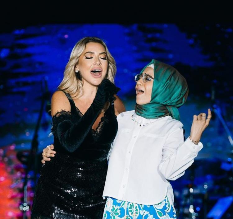 <p><span style="color:#B22222"><strong>Hadise şunları yazdı:</strong></span></p>

