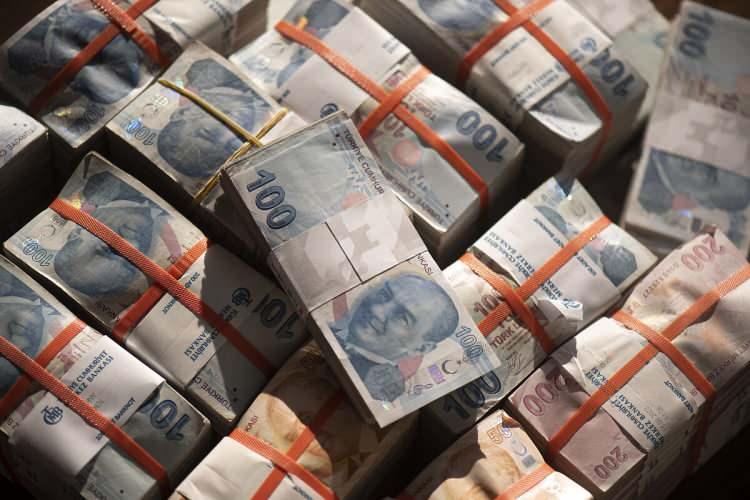 <p>"MEMURA ÖNEMLİ BİR ARTIŞ OLACAK"</p>

<p>Biz bir oran veriyoruz. Memura yüzde 15 dediniz. Yıl ortasında yüzde 15'in üstünde ise farkını veriyorsunuz. Hiç kimseyi enflasyona ezdirmedik, ezdirmeyeceğiz. Yıl ortasında enflasyon neyse o fark verilecek. Memurla ilgili bu yılın enflasyon farkı olacak. Seyyanen artış yaptığımız için. Dolayısıyla gelecek yılın artışı daha yüksek olacak. Enflasyondaki yeni tahminlerimiz ışığında baktığımızda memura önemli bir artış olacağını söyleyebilirim. Bu otomatik olarak memur emeklisine yansıyacak. İşçi emekli ve asgari ücretlilerle ilgili dengeleyici çalışmayı öngörüyoruz. Asgari emekli ile asgari ücreti mukayese edersek geçen yıl yüzde 64'üydü. Bu yıl yüzde 66'ya yükseldi. Bu yıl asgari ücrete ciddi artış yaptık. Asgari emekli aylığına yüzde 114 artış yaptık. Buna rağmen sosyal şartlar, beklentiler dolayısıyla burada yine bir çalışma yürütüyoruz. Yıl sonun akadar bu çalışma bitecek inşallah. 2023 ve 2024 sonrası inşallah çok daha rahat bir döneme gireceğiz.</p>
