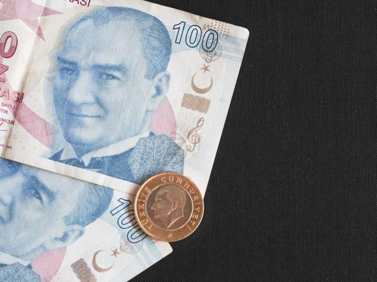 <p>"KAMUYU TASARRUF DIŞINDA TUTAMAYIZ"</p>
<p>Şunu söyledim ben; eski Kalkınma Bakanı ve planlamacı olarak söyledim. Tasarruf demek kaynak kullanmamak demek değil. Kaynakları doğru yerlerde, doğru önceliklerle verimli şekilde kullandığınızda tasarruf etmiş olursunuz. Örnek vereyim; kamunun yatırım programına 100 tane proje alın. 100 lira paranız var diyelim. Her birine 1'er lira dağıtın. Hiçbirini bitirmezseniz ortaya çıktı olmaz. Ama 20 projeyi önceliklendirirseniz. Her birine 5'er lira verip bitirirseniz, onların hasılatını alırsanız o zaman farklı olur, ertesi yıl bununla 30 yıl, sonraki yıl 40 proje yaparsınız. Kamu kuruluşlarının tasarrufu çok daha dikkatli yapmalarını öngörüyoruz. Cumhurbaşkanımızın da bu konudaki titizliği var. Kamuyu tasarruf dışında tutamayız.</p>