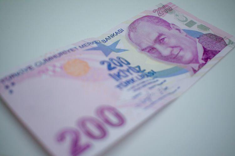 <p>"KKM'DEN AŞAMALI ÇIKIŞ OLACAKTIR"</p>
<p>KKM bir büyüklüğe gelmiş durumda. Burada ani duruş sözkonusu olamaz. Zaman içinde, doğal seyir içinde, Merkez Bankası düzenlemeleriyle, Türkiye'ye kaynak akışı ve rezevr birikimiyle KKM'den çıkış olacaktır. Aşamalı olarak çıkış olacaktır. Zaten belli bir gelişme sağlandı. Makro ihtiyati tedbirlerle bir yönlendirme olacak. Bu bir anda olmayacak. Tasarruf sahipleri endişe etmesinler. Mevduat vadelerini de uzatmayı teşvik edici düzenleyici çerçeve içinde aşama aşama, doğal seyri içinde çıkış sağlayacağız. Ani bir hareket olmayacak. Tasarruf sahiplerinin endişe etmemesi lazım. Doğal seyir içinde olacak. Yeni kaynak girişleri olacak, Türkiye çok daha güçlü yapıya girecek. Doğal seyir içinde süreç gerçekleşecek. Şu aşamada bir takvime girmeyi doğru bulmuyoruz.</p>