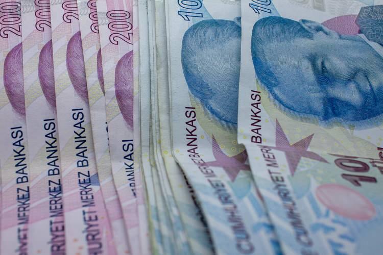 <p>"FİNANS REFORMUNA CİDDİ İHTİYACIMIZ VAR"</p>
<p>Sadece bankacılık olarak düşünmeyin, sermaye piyasaları da var. Türkiye'de bankacılık ağırlıklı finansal sistemimiz var. Bu sadece parası olan para veren sistemimiz de var. Dolayısıyla bir finans reformuna ciddi ihtiyacımız var. Proje bazlı finansal enstrümanları geliştirmek üzere. Dünyadaki kriterleri neyse bu işin biz de girişim sermayesi, proje sermayesi daha çok gelişmelidir. Bankacılık sisteminin mutlak değerinin azalması gerekmiyor. Diğer enstrümanlarının geliştirilmesiyle bankacılık sistemi uluslararası anlamda uygun oranlara düşüp finansal sektörün gelişmesi gerekiyor. Kalkınma ve katılım bankacılığının gelişmesi gerekiyor. Bütün bunlar tartışmamız gereken konular. </p>