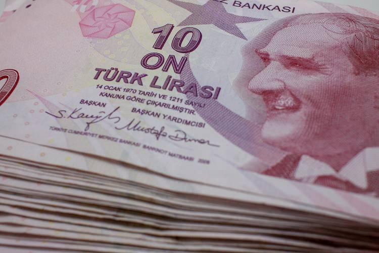 <p>ÖZEL BANKALAR VE TÜKETİM KREDİLERİ</p>

<p>Kamu sektörü, kamu bankaları üzerine düşeni yapıyorlar. Kullandıkları kaynakların çoğu yatırım, üretim, istihdam için. Tüketim daha dengeli. Özel bankalarda maalesef tersi durum var. Daha çok tüketime kredi arz ediyor. Değişim dönüşüm özel bankaları da daha fazla yatırım, üretim kredilerine yönlendirecektir. İstanbul Finans Merkezi yeni bir strateji. Mevzuatı, finansal okur yazarlık ve yeni kurumsal yapılarla birlikte Türkiye finans merkezi haline dönüşecektir.</p>
