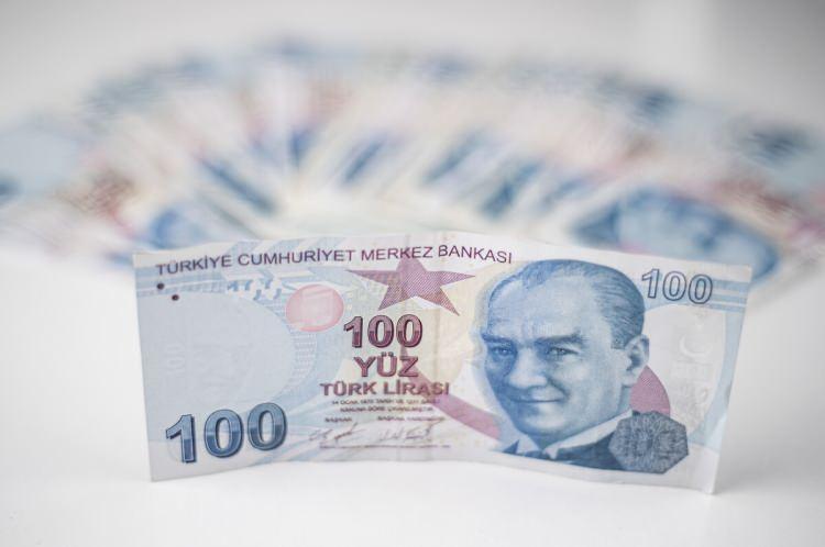 <p>"CARİ AÇIK KISIT OLMAKTAN ÇIKACAK"</p>
<p>Önemli olan cari dengenizi sürdürülebilir yapıda tutmak. OVP'de şunu tercih ettik; tasarruflarımızı artırarak, yatırımları daha fazla iç tasarrufla finanse edecek anlayışla hareket ettik. Bu cari açığı yüzde 2'ler civarında kolay, sürdürülebilir hale getiriyor. Cari açık sürdürülebilir kalkınmanın önünde bir kısıt olmaktan çıkacak.</p>