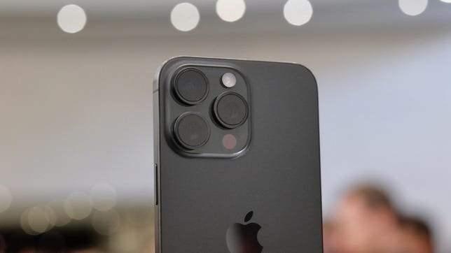 <p>Apple pil özelliklerini açıklamıyor, bunun yerine video ve ses oynatma gibi düşük talep gerektiren görevler için beklenen maksimum ömrü listeliyor. Bu yıl verdiği rakamlar, geçen yıl iPhone 14 serisi için verdiği rakamlarla aynı.</p>
