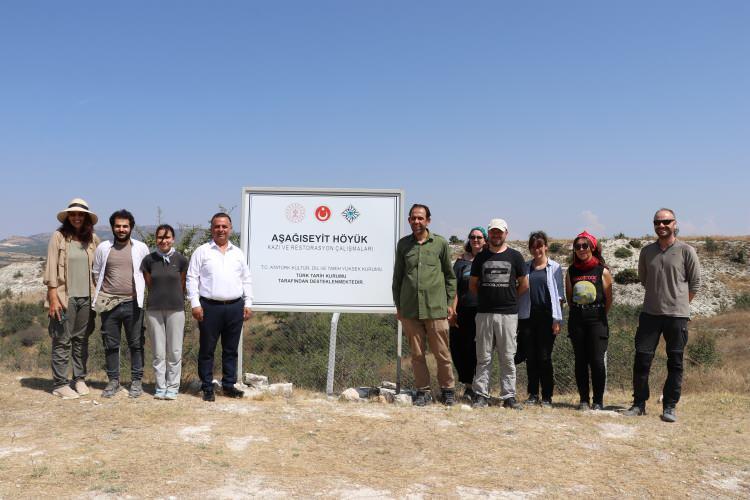 <p>Aşağıseyit Mahallesi'nde yüzey araştırmaları sonucu Bakır Çağı'ndan bu yana yerleşimin olduğu tahmin edilen höyükte İzmir Demokrasi Üniversitesi Arkeoloji Bölümü Öğretim Üyesi Doç. Dr. Erim Konakçı başkanlığındaki ekip, kazı çalışmalarını sürdürüyor.</p>
<p> </p>