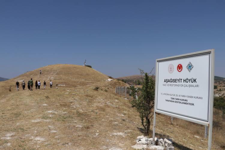<p>Kazı ekibinin bu yıl ulaştığı buluntular arasında 3 bin 500 yıl öncesine tarihlenen üzüm çekirdeği kalıntısı dikkati çekiyor.</p>
<p> </p>