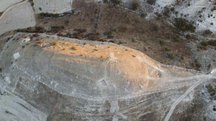<p>Doç. Dr. Konakçı, höyük alanında gazetecilere yaptığı açıklamada, höyüğün Kalkolitik dönemden başlayarak Roma dönemine kadar kullanıldığını ve kale görünümünde olduğunu söyledi.</p>
<p> </p>