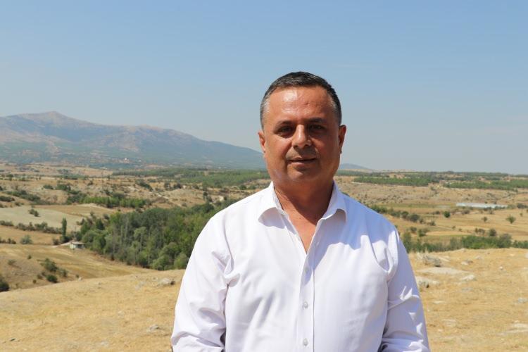 <p>Hem Helenistik dönem hem de Geç Tunç Çağı'nda bölgede kullanılan tohum türleri ve bitki türleri hakkında bilgi edindiklerini aktaran Konakçı, "Arpa buğdayın tüketilmiş olduğuna dair veriler elde ettik. Bir tane üzüm çekirdeği bulundu. O da bu bölgelerde milattan önce 1500'lerde üzüm tüketimine dair yeni bir bilgiyi sundu. Zaten biliyorsunuz Batı Anadolu kıyıları ve Orta Anadolu’da yoğun bir üzüm tüketimi ve şarapçılık faaliyetinin olduğunu biliyoruz. Bölgeler arası ticarette üzümün önemli bir yer tuttuğunu biliyoruz. Çal'da da böyle bir bulgunun elde edilmiş olması, Batı Anadolu'nun ya da Anadolu'nun genel karakteri ile uyumlu bir noktada olduğunu bize gösterdi." değerlendirmesinde bulundu.</p>

<p> </p>
