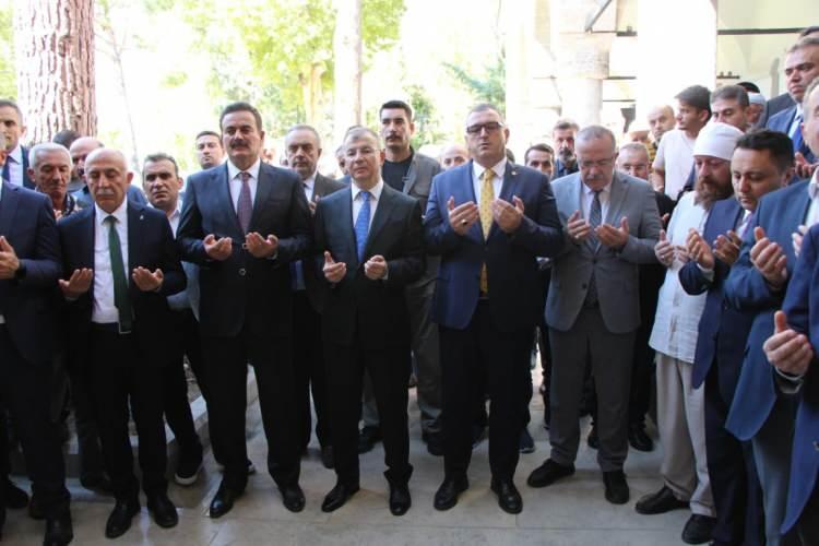 <p><span style="color:#000000"><strong>Açılış programına Amasya Valisi Yılmaz Doruk, Amasya Üniversitesi Rektörü Prof. Dr. Ahmet Hakkı Turabi'nin yanı sıra AK Parti Amasya milletvekilleri Haluk İpek ve Hasan Çilez, siyasi parti temsilcileri ve vatandaşlar katılım sağladı.</strong></span></p>