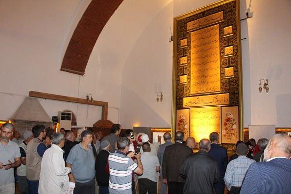 <p><span style="color:#000000"><strong>Peygamber efendimizin vasıflarını taşıyan yazıya Hilye’i Şerif diyoruz. Anlamı da süs ve ziynet demektir. Bunu 2,5 haftalık bir sürede tamamladım" ifadelerini kullandı.</strong></span></p>