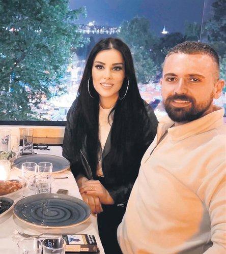 <p>Tayfur, eşi tarafından konulan konser ve klip yasağını duyurarak toplumsal medya kullanıcılarının tenkitlerine maksat oldu.</p>

