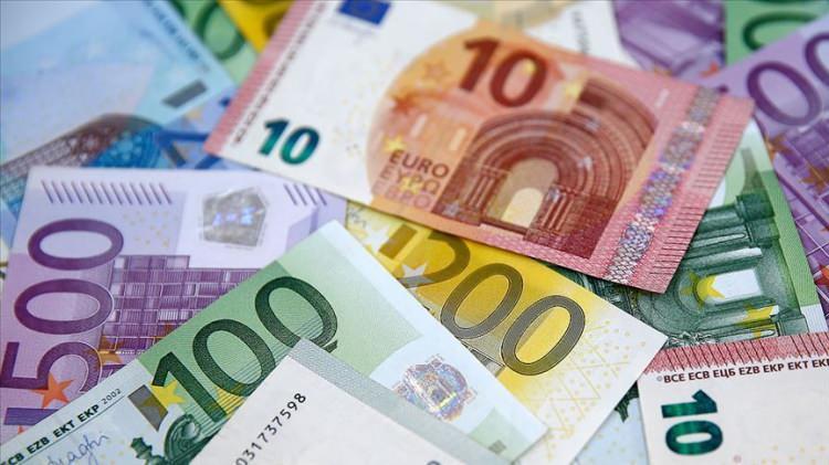 <p>Raporda, Türkiye ekonomisinin 2024'te yüzde 3 ve 2025'te ise yüzde 3,4 büyümesinin beklendiği bildirildi.</p>
<p>Perakende satışların gücünü koruması ve yurt içi kredi büyümesindeki artış nedeniyle ekonominin bu yılın 2'nci yarısında ivmesini sürdürmesinin beklendiği belirtilen raporda, ayrıca deprem sonrası yeniden inşa projelerine yönelik hükümet harcamalarının da ekonomiyi desteklemeye devam etmesinin beklendiği aktarıldı.</p>