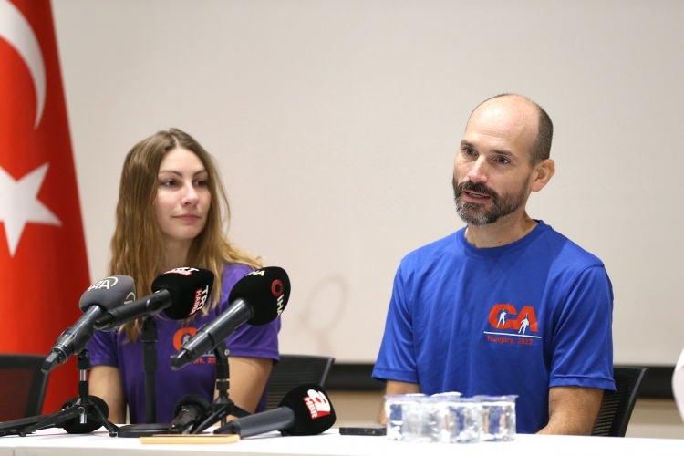 <p>Keşif çalışması için 3 Eylül'de Morca Mağarası'na inen ve yaklaşık 1276 metre derinlikte mide kanaması geçirdikten sonra yapılan tedaviyle doktorların kararı üzerine 9 Eylül'de başlatılan çalışmaların ardından 12 Eylül'de günün ilk saatlerinde tahliye edilen ABD'li dağcı Mark Dickey, tedavisinin sürdüğü Mersin Şehir Eğitim ve Araştırma Hastanesi'nde düzenlenen basın toplantısına katıldı.</p>