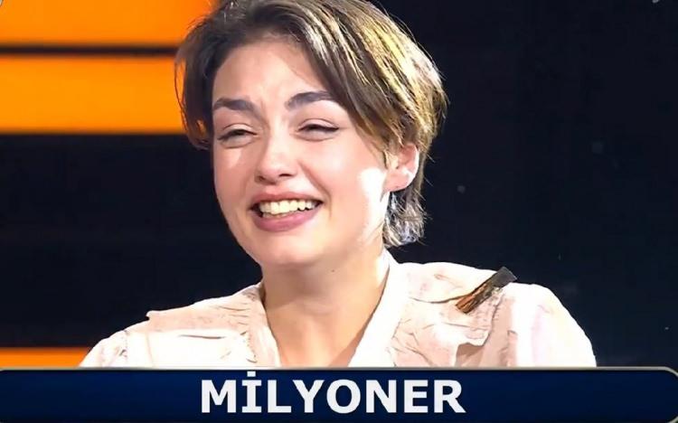 <p><span style="color:#000000"><strong>Doğru yanıtın B olduğunu gören yarışmacı hem 1 Milyon TL hem de tüm Türkiye'nin kalbini kazandı.</strong></span></p>