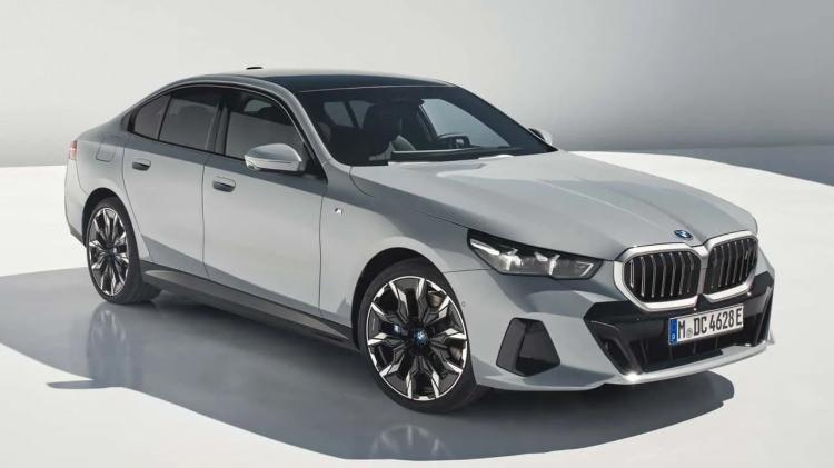 <p>BMW 5 Serisi 2 bin 643'le en çok satılan araçlar sıralamasında yer aldı</p>