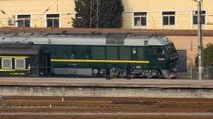 <p>Kuzey Kore lideri Kim Jong-un'un, Rusya ziyareti kapsamında, bazen saatlerce bazen de günlerce sürmesine rağmen uçak yerine zorlu tren yolculuğunu tercih etmesi ve yeşil rengiyle dikkati çeken bu trenin özellikleri, gündemi meşgul ediyor.</p>
