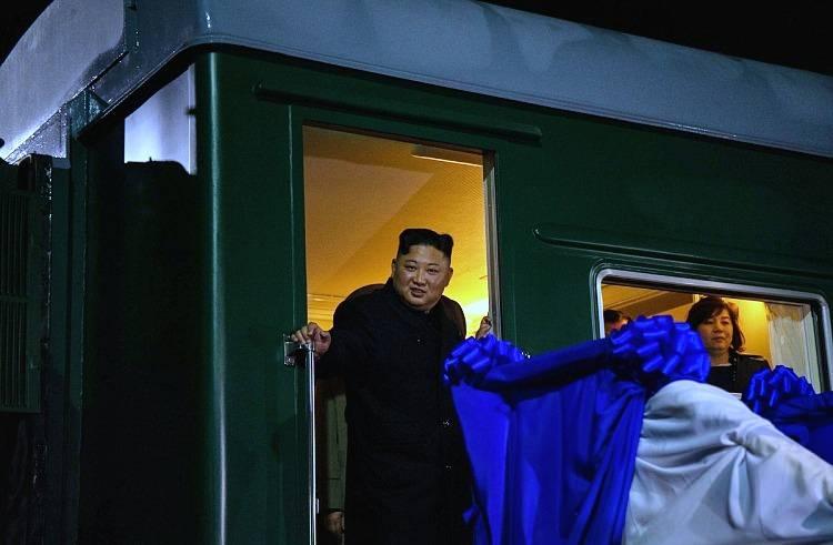 <p>Tren seyahatleri, Kuzey Kore'yi 1948'de kuran Kim Il-sung ile oğlu Kim Jong-il için bir gelenek haline geliyor ve ikili, iktidarları döneminde yurt dışına uçak yerine trenle gidip geliyor.</p>

<p>Baba Kim, aradaki binlerce kilometre mesafeye rağmen hayattayken Vietnam'a ve Doğu Avrupa'ya yaptığı ziyaretlerde de tren kullanıyor.</p>
