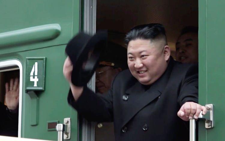 <p>Kim, Putin ile Nisan 2019'da Rusya'nın Vladivostok şehrinde yaptığı görüşme için de trenle seyahati tercih etmişti.</p>
<p>Kuzey Kore liderinin son trenle yurt dışı seyahati dün başladı. Moskova basını, Putin ile görüşmek üzere Vladivostok'a gittiği söylenen Kim'in treninin, bu sabah Rusya topraklarına girdiğini bildirdi.</p>